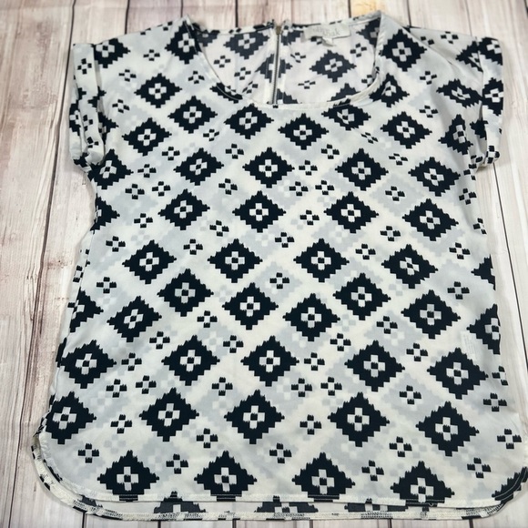 Olive & Oak Black and White Boxy Cap Sleeve Blouse. Size Small. #wearwithblack - Picture 4 of 8